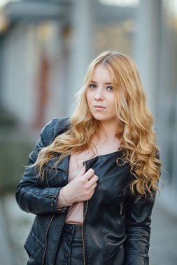 Arabalar sokakta yürüyen genç ve güzel kadın