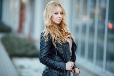 Arabalar sokakta yürüyen genç ve güzel kadın