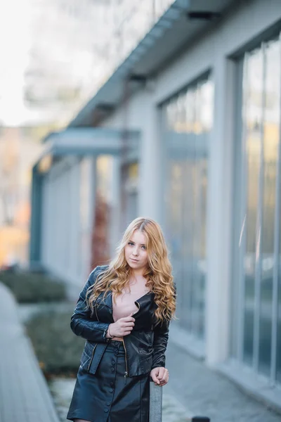 Jolie jeune femme marchant dans la rue avec des voitures — Photo