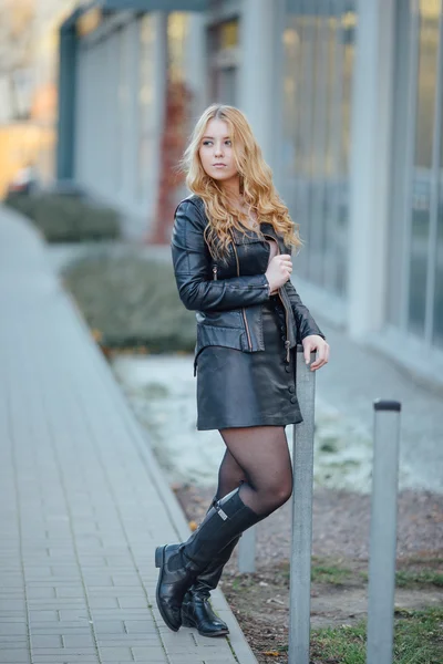 Jolie jeune femme marchant dans la rue avec des voitures — Photo