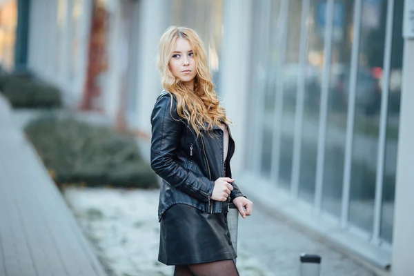 Jolie jeune femme marchant dans la rue avec des voitures — Photo