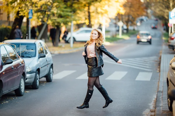 Hübsche junge Frau läuft mit Autos auf der Straße — Stockfoto