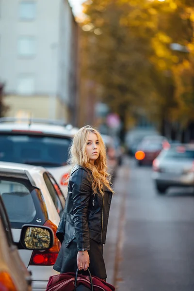 Mujer bastante joven caminando por la calle con coches — Foto de Stock