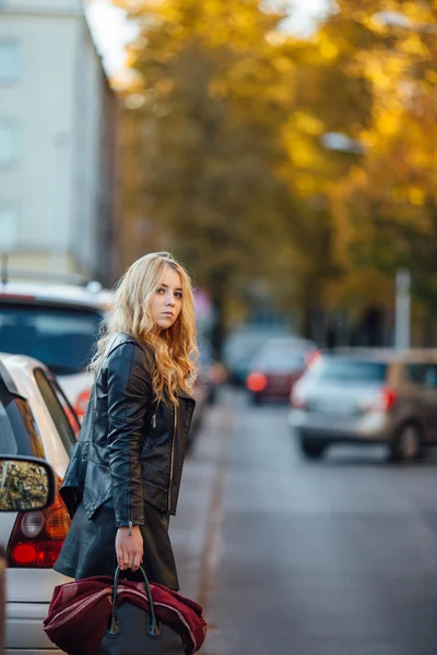 Mujer bastante joven caminando por la calle con coches — Foto de Stock