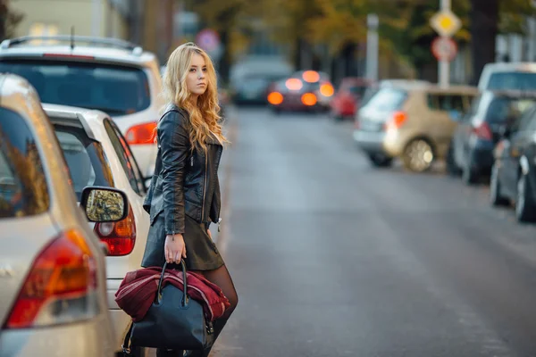 車で通りを歩いてかなり若い女性 — ストック写真