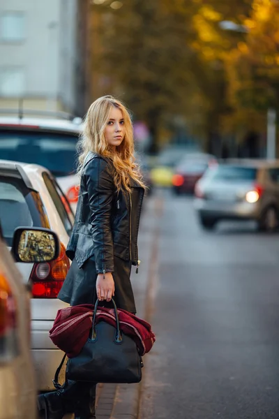 Bella giovane donna che cammina per strada con le auto — Foto Stock