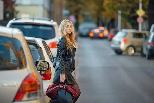 Mujer bastante joven caminando por la calle con coches — Foto de Stock