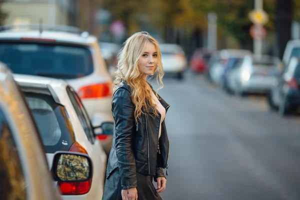 Mulher bonita andando na rua com carros — Fotografia de Stock