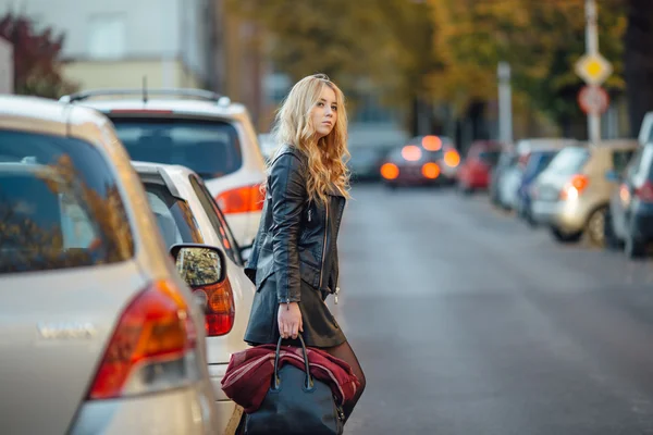 Bella giovane donna che cammina per strada con le auto — Foto Stock