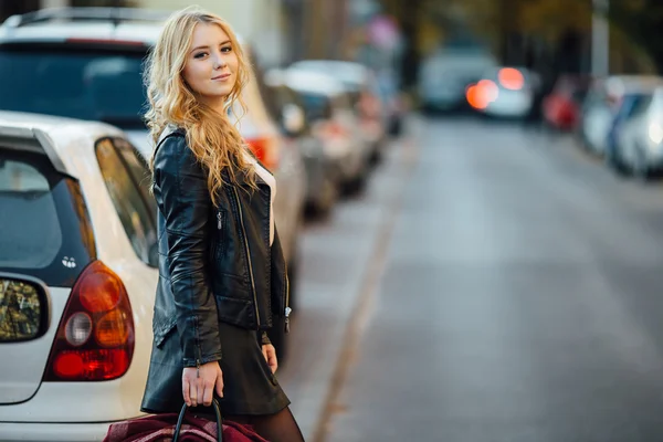Jolie jeune femme marchant dans la rue avec des voitures — Photo