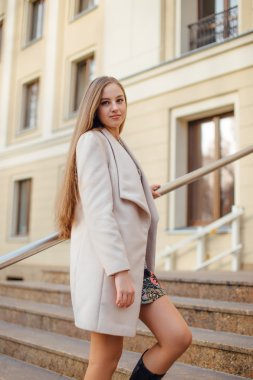 Güzel yong kız alışveriş merkezi ayakta