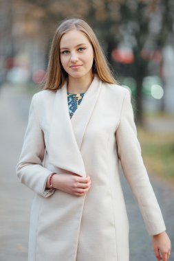 Güzel yong kız alışveriş merkezi ayakta