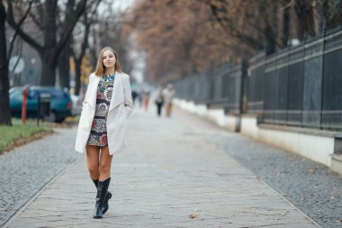 Güzel yong kız alışveriş merkezi ayakta