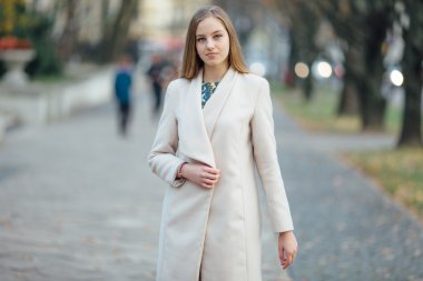 Güzel yong kız alışveriş merkezi ayakta