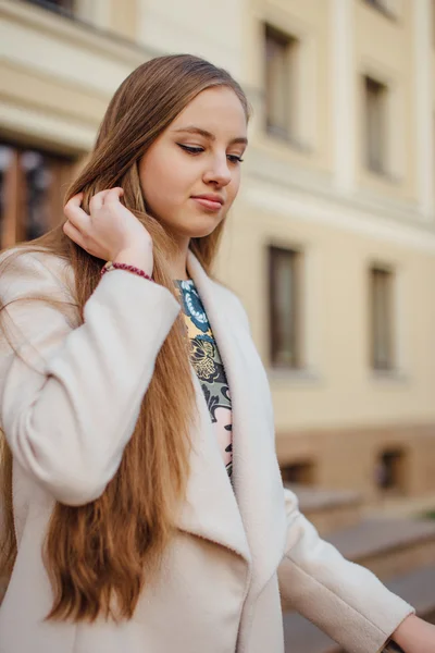 ショップ センターの後ろに立ってかなり龍少女 — ストック写真