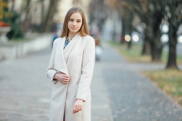 Dívka hezká yong stojící za shop centrum — Stock fotografie