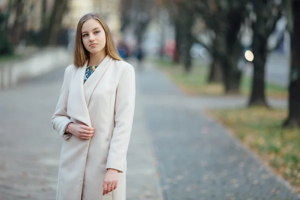 Dívka hezká yong stojící za shop centrum — Stock fotografie