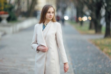 Güzel yong kız alışveriş merkezi ayakta