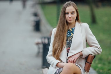 Güzel yong kız alışveriş merkezi ayakta