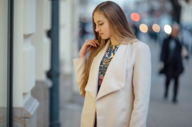 Güzel yong kız alışveriş merkezi ayakta