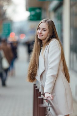 Güzel yong kız alışveriş merkezi ayakta