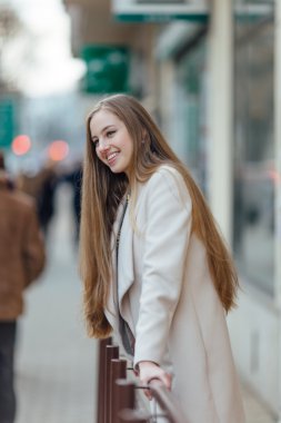 Güzel yong kız alışveriş merkezi ayakta