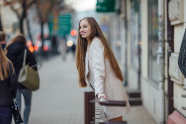 Güzel yong kız alışveriş merkezi ayakta
