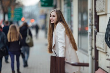 Güzel yong kız alışveriş merkezi ayakta
