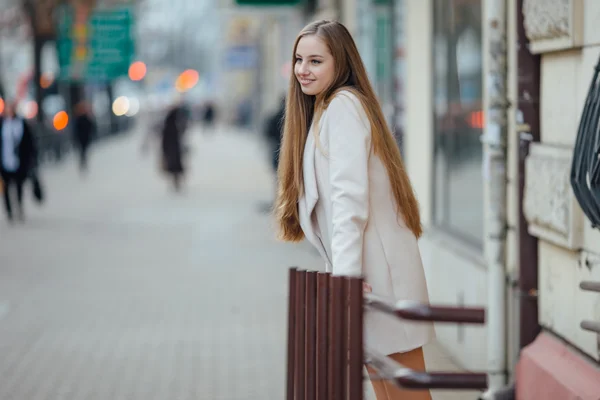 Hübsches Yong-Mädchen steht hinter dem Einkaufszentrum — Stockfoto