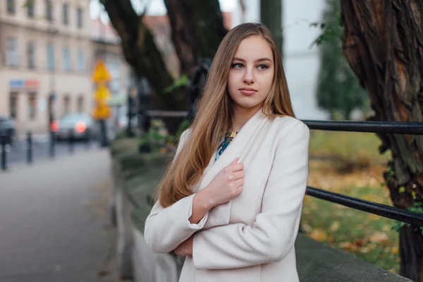 Muito yong menina de pé atrás do centro da loja — Fotografia de Stock