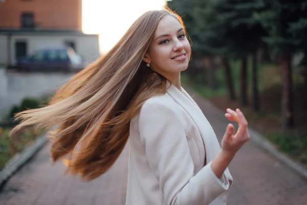 Lány nagyon hosszú haj állva a naplemente háttér — Stock Fotó