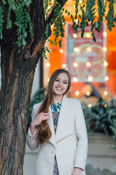 Pretty yong chica de pie detrás del centro comercial — Foto de Stock