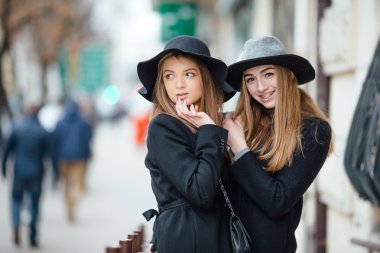 Sokakta yürüyen ve kamera için poz iki genç kız