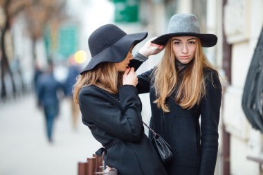 Sokakta yürüyen ve kamera için poz iki genç kız