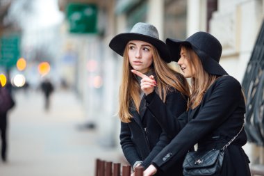 Sokakta yürüyen ve kamera için poz iki genç kız