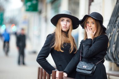 Sokakta yürüyen ve kamera için poz iki genç kız