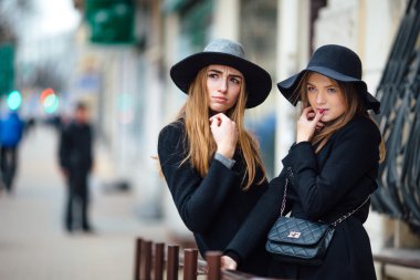 Sokakta yürüyen ve kamera için poz iki genç kız