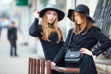 Sokakta yürüyen ve kamera için poz iki genç kız