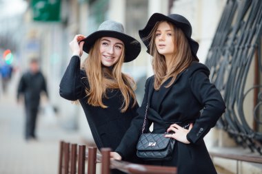 Sokakta yürüyen ve kamera için poz iki genç kız