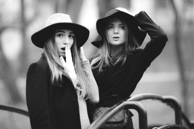 Sokakta yürüyen ve kamera için poz iki genç kız