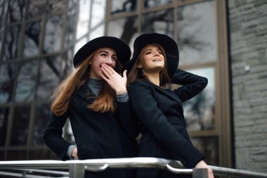 Sokakta yürüyen ve kamera için poz iki genç kız