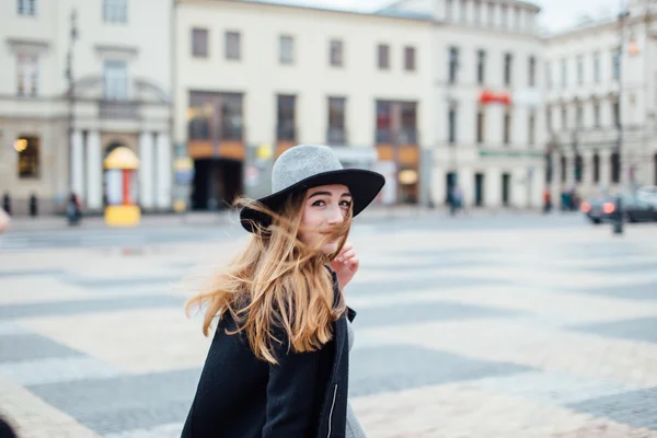 Menina andando na rua e posando para a câmera — Fotografia de Stock