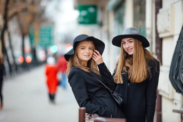 Δύο νεαρά κορίτσια περπατώντας στο δρόμο και να ποζάρει στον φακό — Φωτογραφία Αρχείου