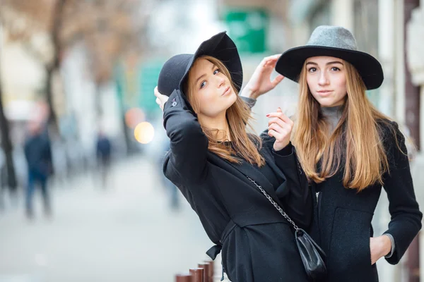 Två unga flickor gå på gatan och poserar för kameran — Stockfoto