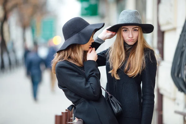 Dos chicas jóvenes caminando por la calle y posando ante la cámara — Foto de Stock