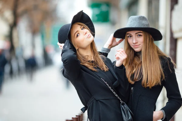 Sokakta yürüyen ve kamera için poz iki genç kız