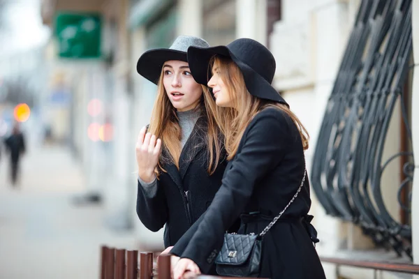 Dvě mladé dívky, chůzi na ulici a pózování na fotoaparátu — Stock fotografie