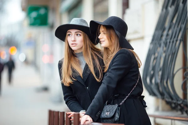 거리에 걷고 그리고 카메라에 포즈 두 어린 소녀 — 스톡 사진