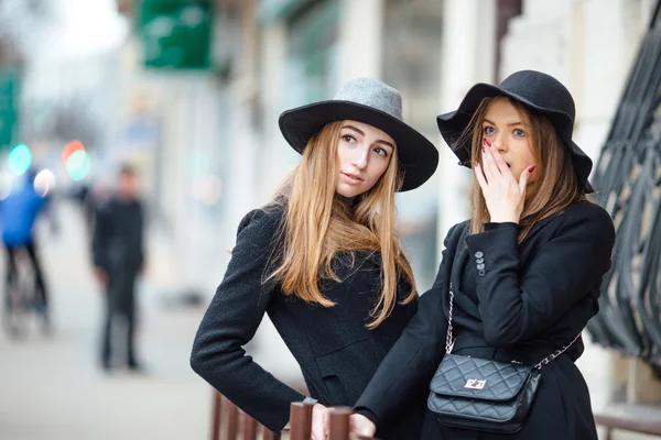 Två unga flickor gå på gatan och poserar för kameran — Stockfoto