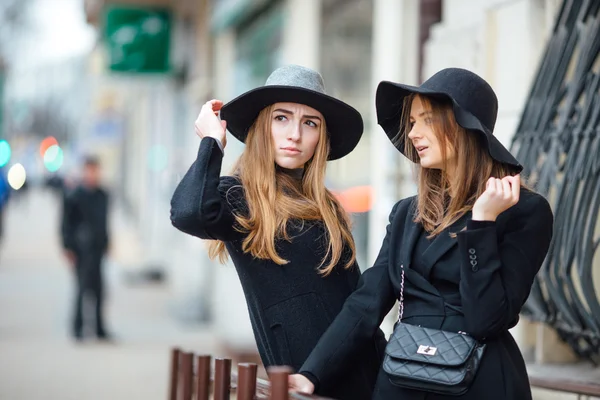 Duas meninas caminhando na rua e posando para a câmera — Fotografia de Stock